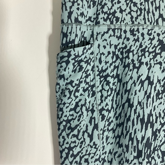 Athleta Salutation Stash Pocket II 7/8 Printed Grey Black Tight Leggings Size XL - Picture 6 of 13
